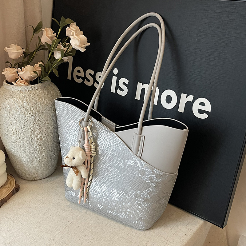 都市简约风包包女式新款流行时尚百搭单肩包大容量通勤托特水桶包,箱包皮具/热销女包/男包,托特包,淘宝优惠券,粉丝福利购,淘宝优惠卷