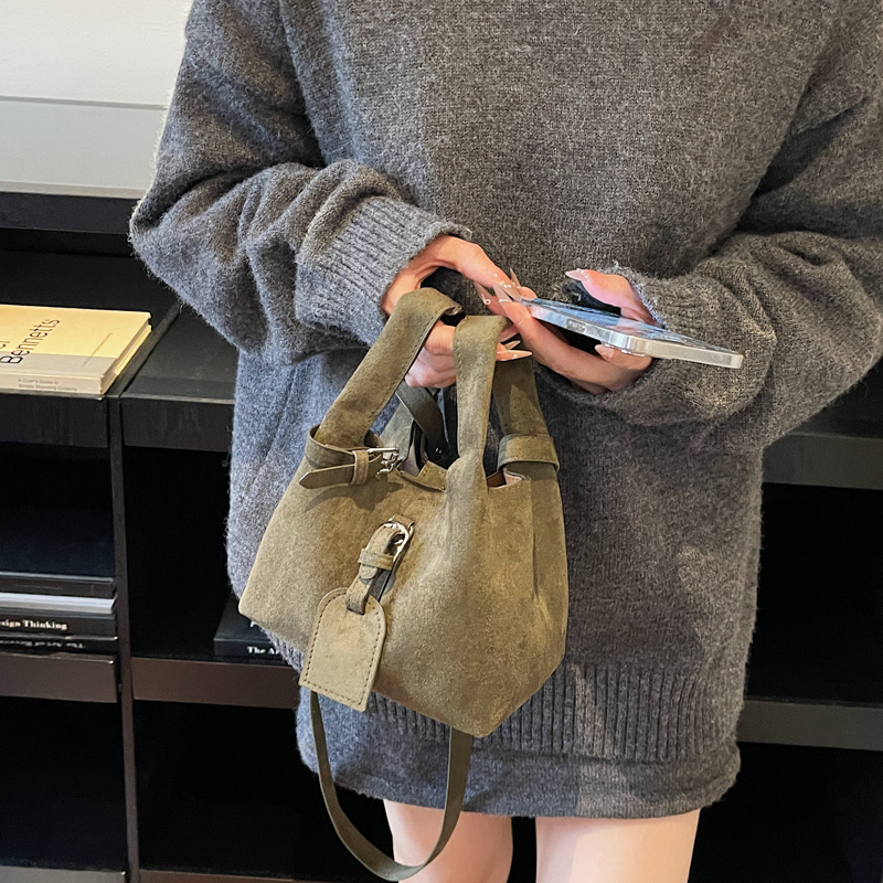 超火小众磨砂绒手提水桶包