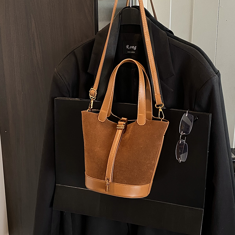 韩国简约复古磨砂绒水桶包