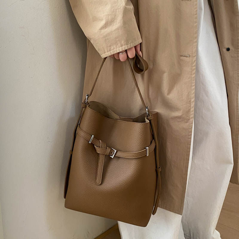 极简风休闲软皮大容量水桶包女2026新款通勤百搭手提单肩包托特包,箱包皮具/热销女包/男包,水桶包,淘宝优惠券,粉丝福利购,淘宝优惠卷