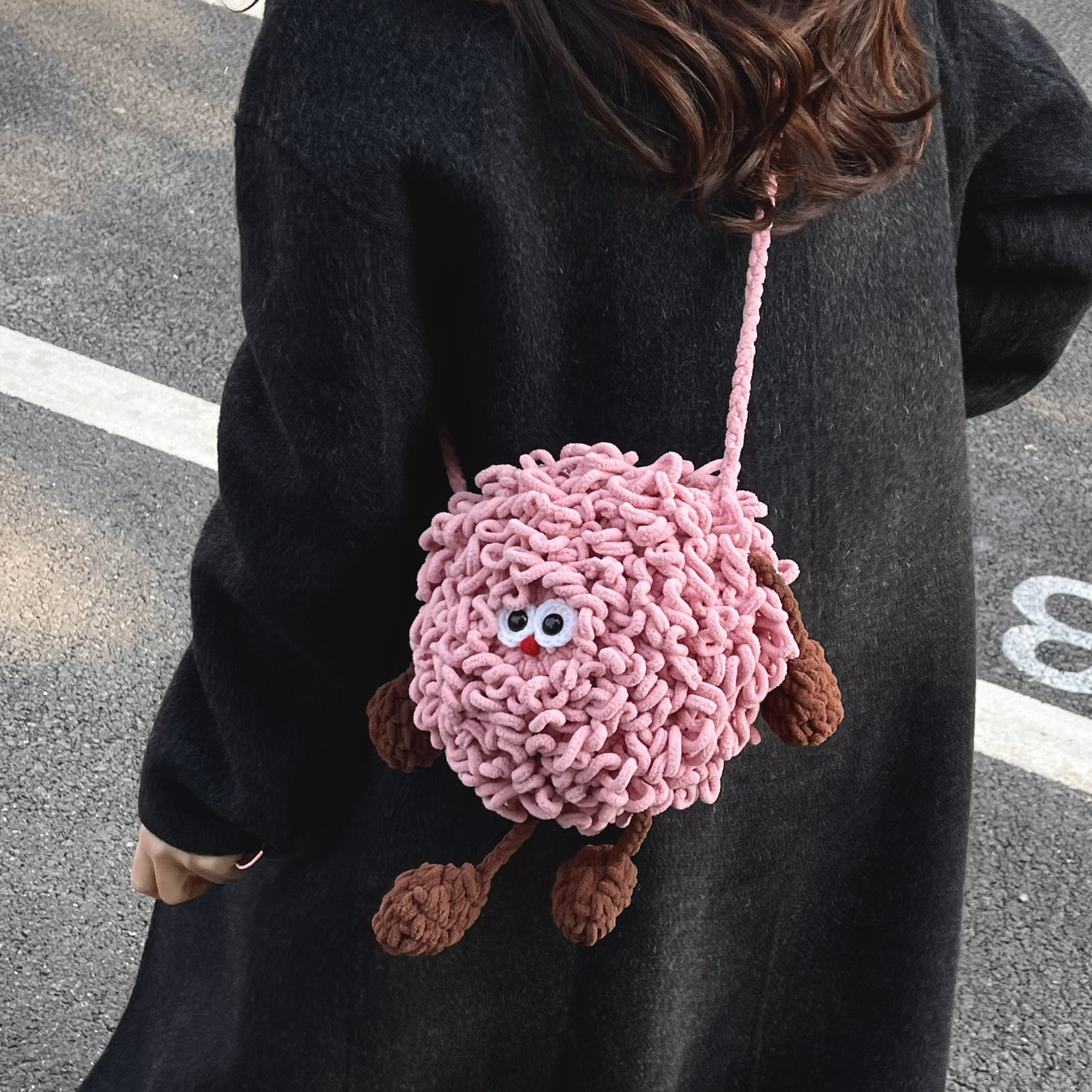 青年斜挎车缝线稀奇古怪编织迷你