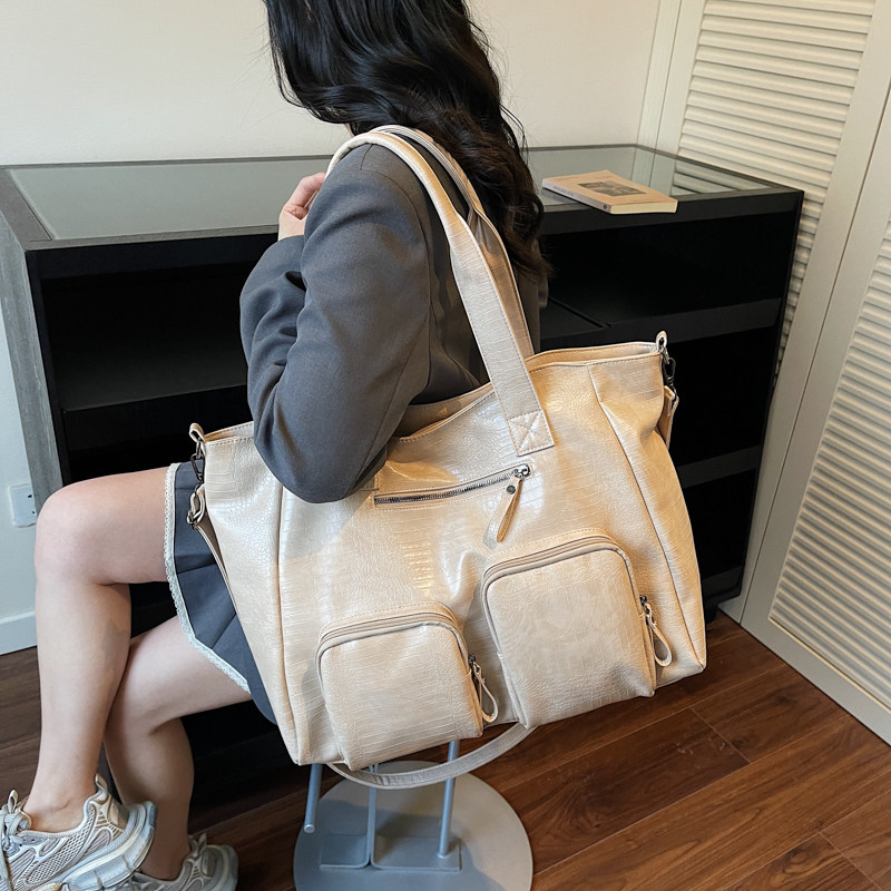 美式复古机车风托特包女2026新款大容量软皮手提包时尚短途旅行包