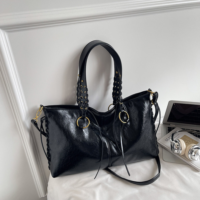 小众设计铆钉机车风大包女黑色大容量通勤单肩腋下包高级感托特包,箱包皮具/热销女包/男包,通用款女包,淘宝优惠券,粉丝福利购,淘宝优惠卷