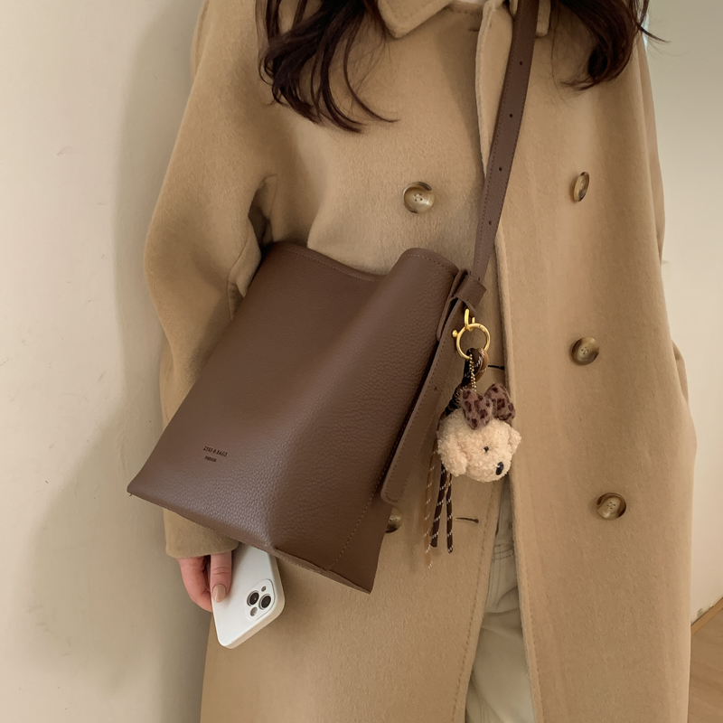 2025新款复古大容量女士水桶包