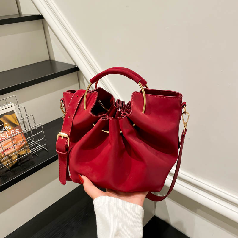 高级感红色小众水桶包