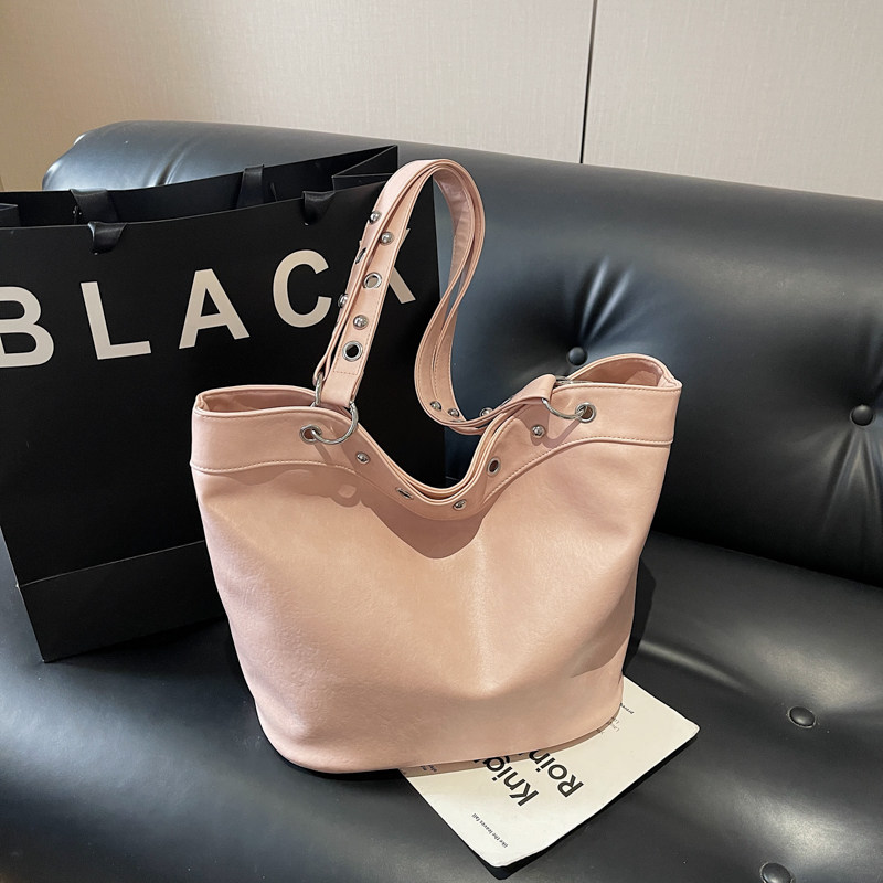 嬉皮朋克机车风托特包女大容量铆钉手提单肩包通勤包水桶包2026春,箱包皮具/热销女包/男包,托特包,淘宝优惠券,粉丝福利购,淘宝优惠卷