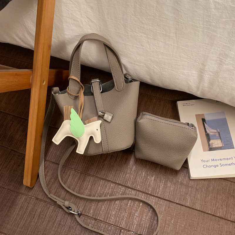 高级感小众设计包包女2026春新款通勤百搭斜挎包手提菜篮子水桶包,箱包皮具/热销女包/男包,水桶包,淘宝优惠券,粉丝福利购,淘宝优惠卷