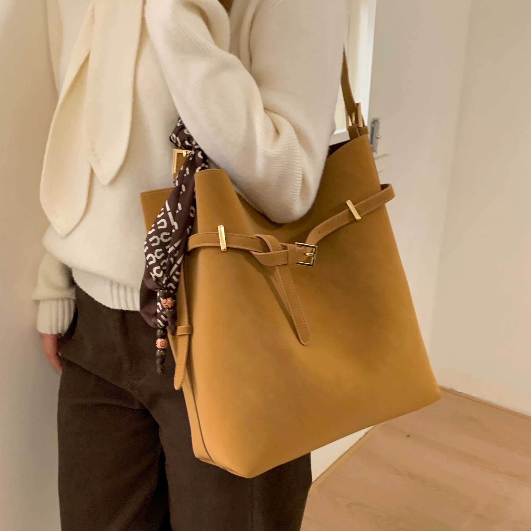 极简风大容量包包女式2025新款复古高级感通勤单肩斜挎托特水桶包,箱包皮具/热销女包/男包,水桶包,淘宝优惠券,粉丝福利购,淘宝优惠卷