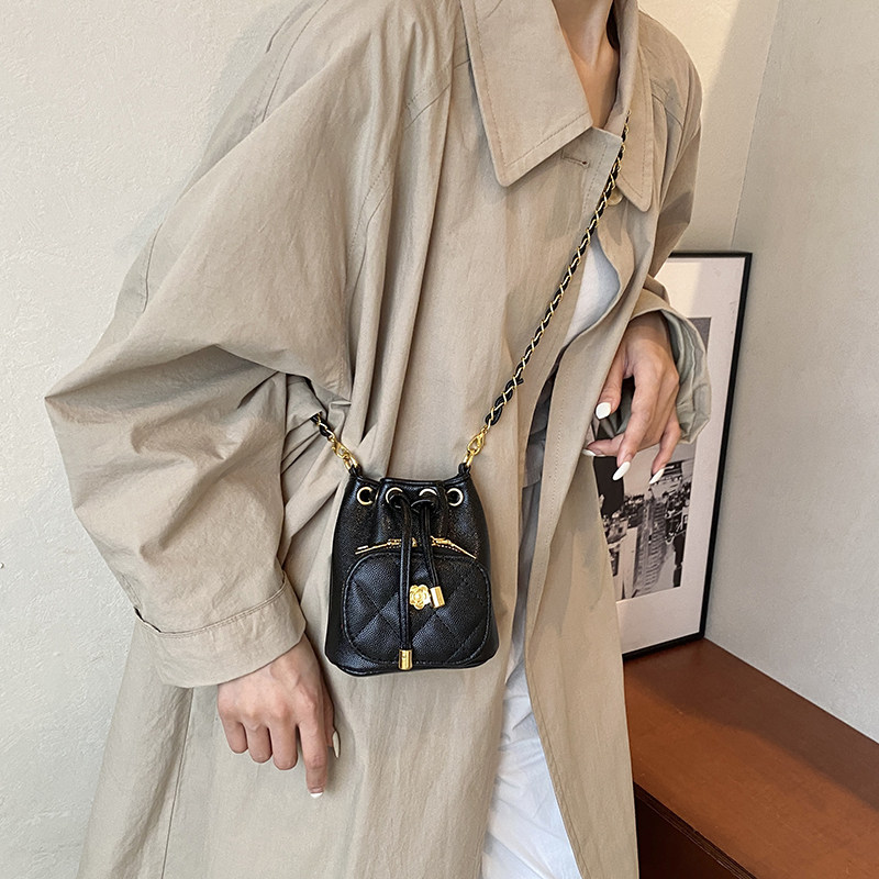 洋气mini百搭菱格迷你包包女2026秋新款时尚口红包链条斜挎耳机包