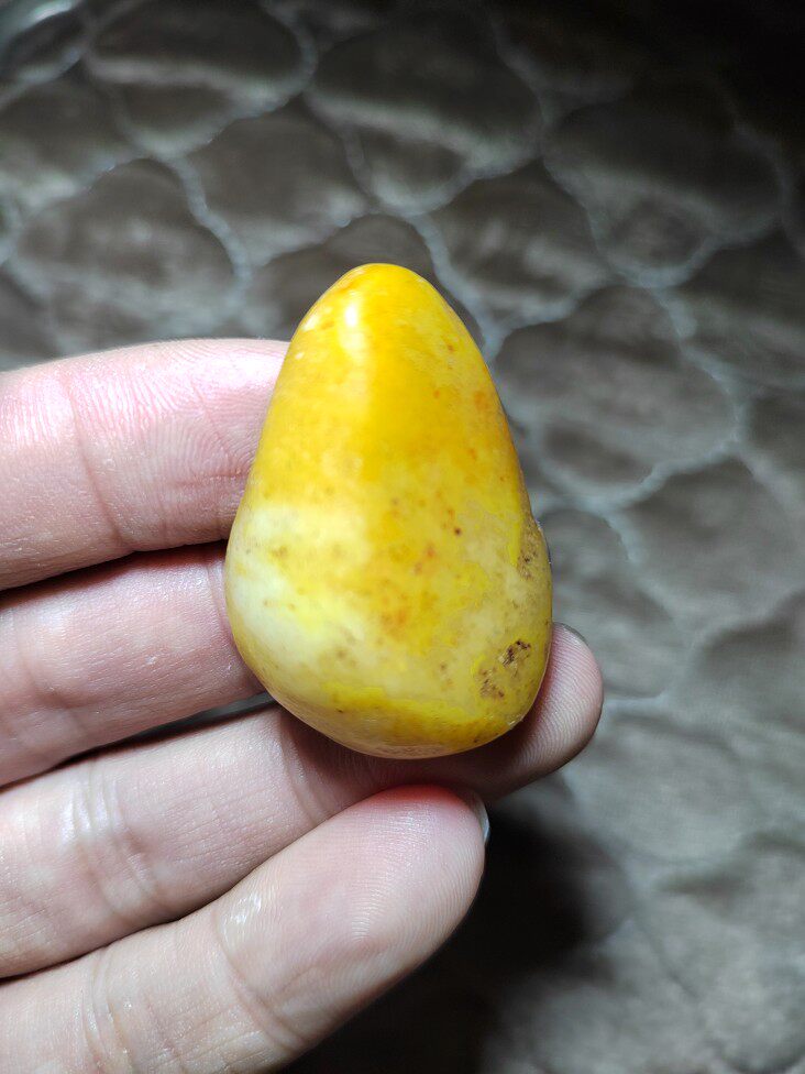 如此牛掰的金包玉籽料原石，是第一次遇到，密度2.95左右保真管退