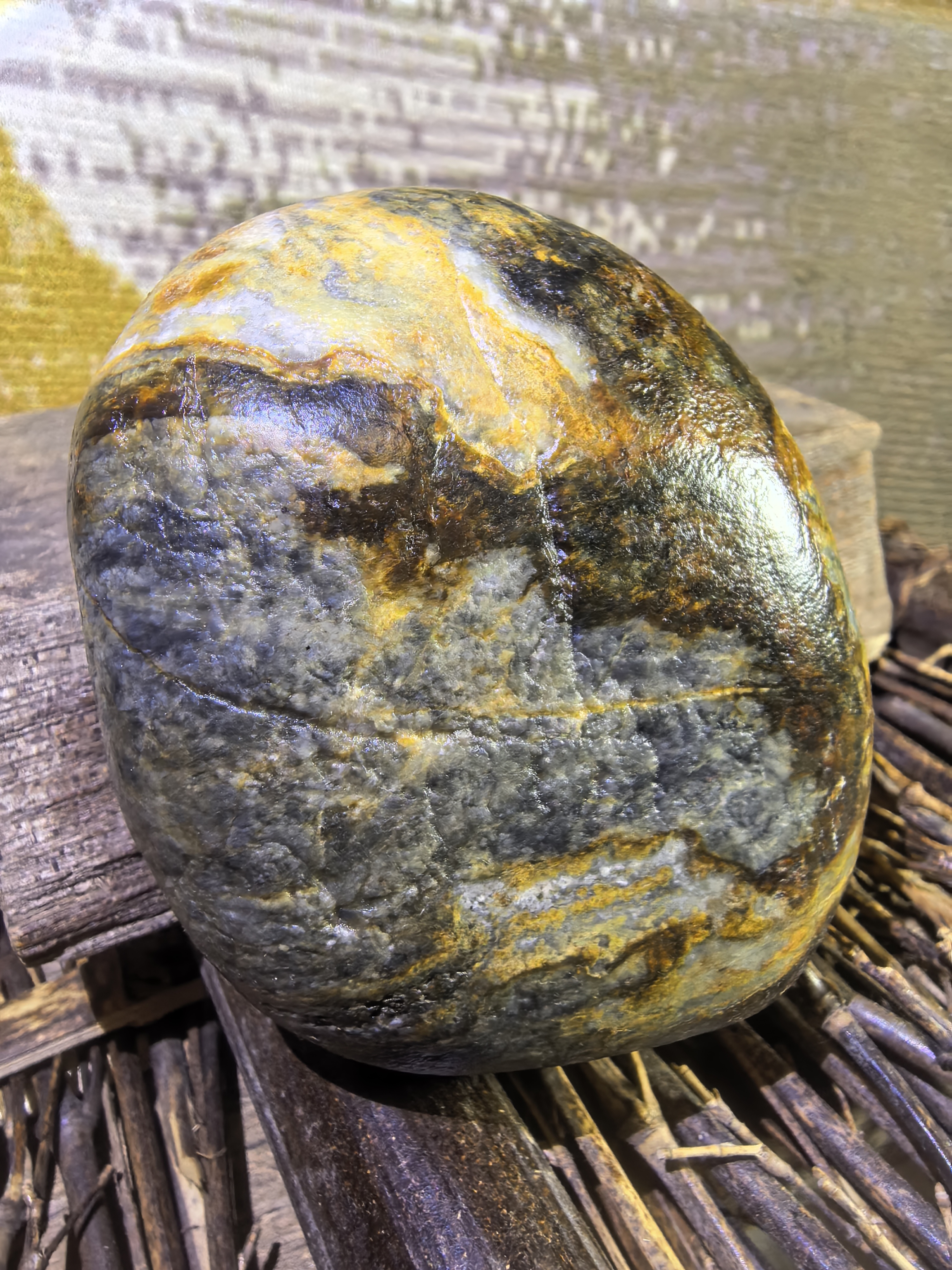 籽料原石摆件把玩重318克，三色金皮墨玉籽料随形原生