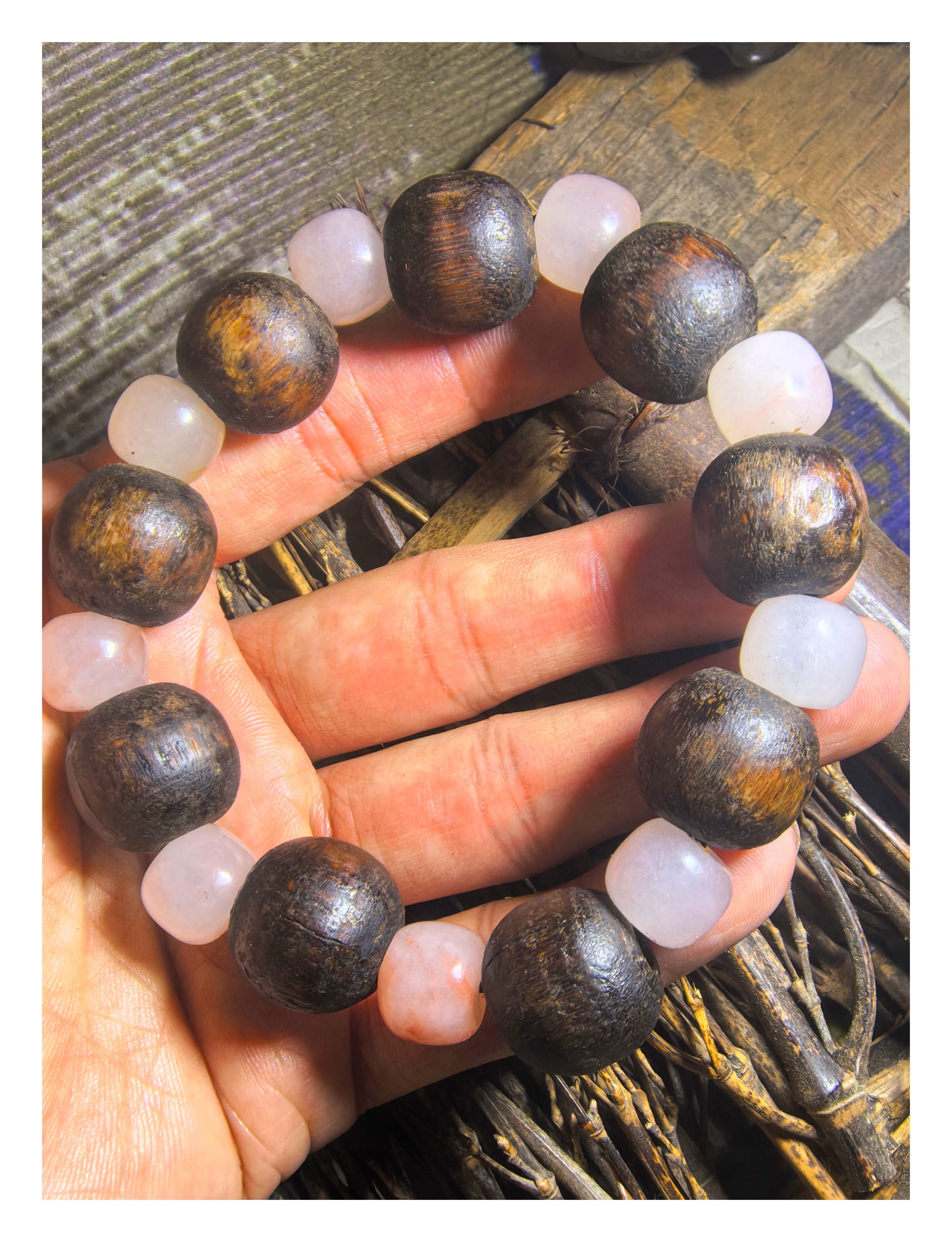 仿制一款台北故宫馆藏的迦南香手串，带配饰39.2克蜜蜡琥珀状