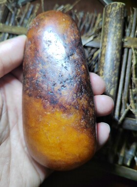 籽料大把玩，密度2.99产自新疆玛丽艳老河道，红皮黄肉鸡油黄籽玉