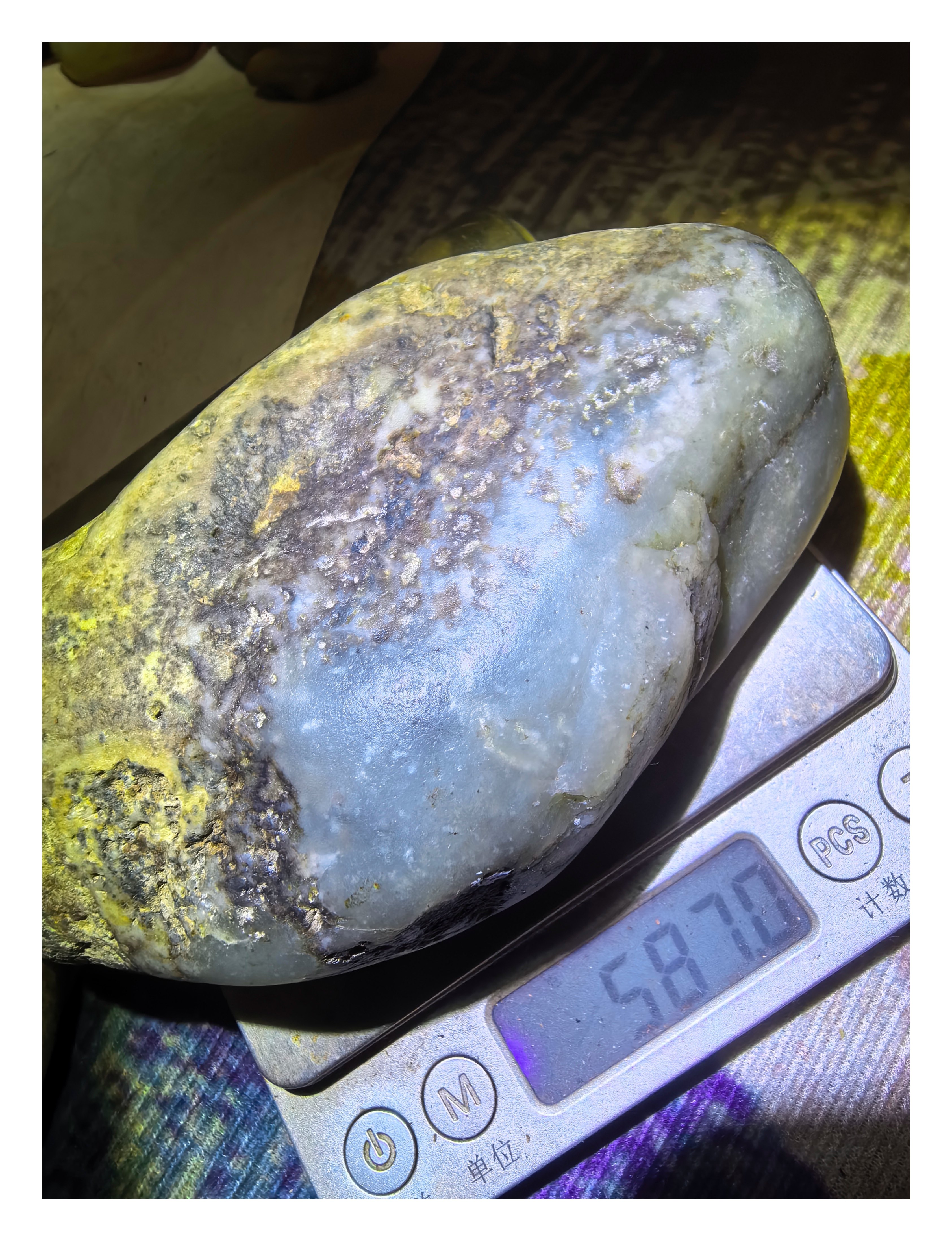 天然皮色原生新疆和田玉羊脂冻籽料587克，摆件把玩适合盘玩