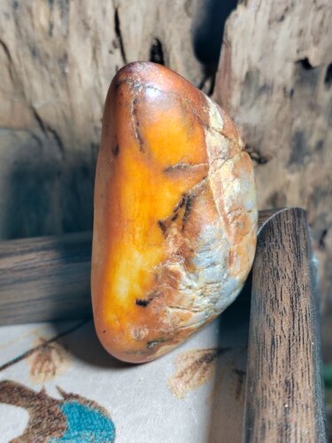 玛丽艳老河道红皮白肉籽料是和田籽料里辨识度很高的一个品类