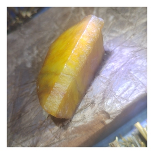 新疆和田玉秋梨黄黄玉籽料切料,一个标本很久以前遗留小雅趣摆件