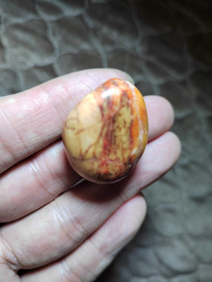 玛丽艳鸡血皮籽料原石，密度2.98，出羊脂白玉，艳丽皮色新疆籽玉