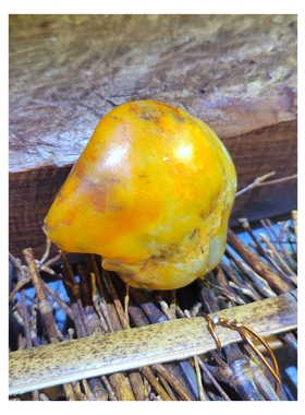 原籽新疆和田玉金包玉羊脂玉籽料原石，犹如凤冠，漂亮迷人金黄色