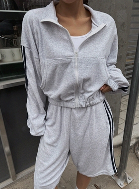 韩国代购春季新品女俩道杠学院风拉链卫衣外套阔腿短裤套装麻白色