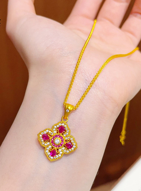 女沙金玫红钻雕花四叶草吊坠项链