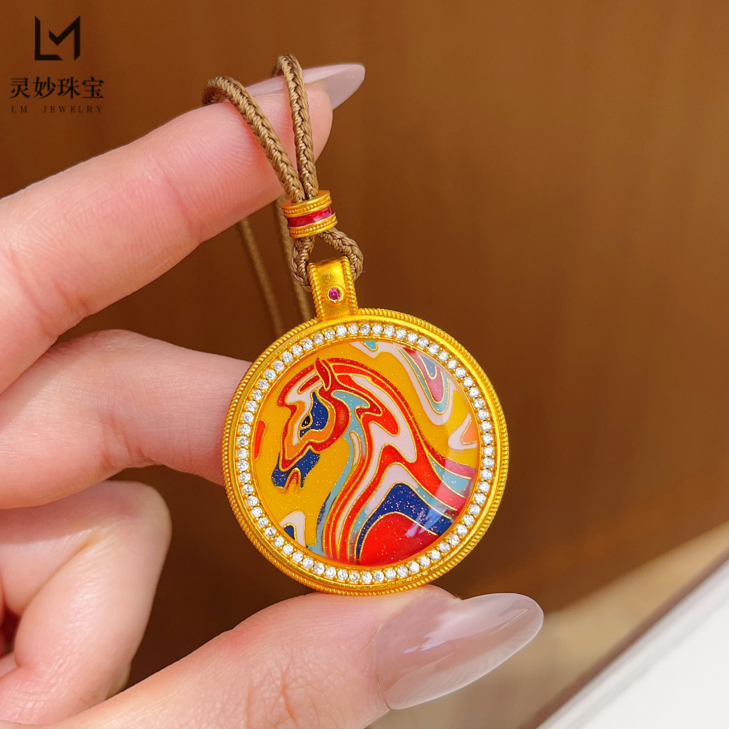 女沙金点钻五彩马圆牌吊坠项链