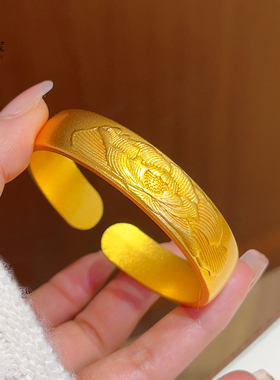 女沙金錾刻牡丹花泥鳅背开口手镯