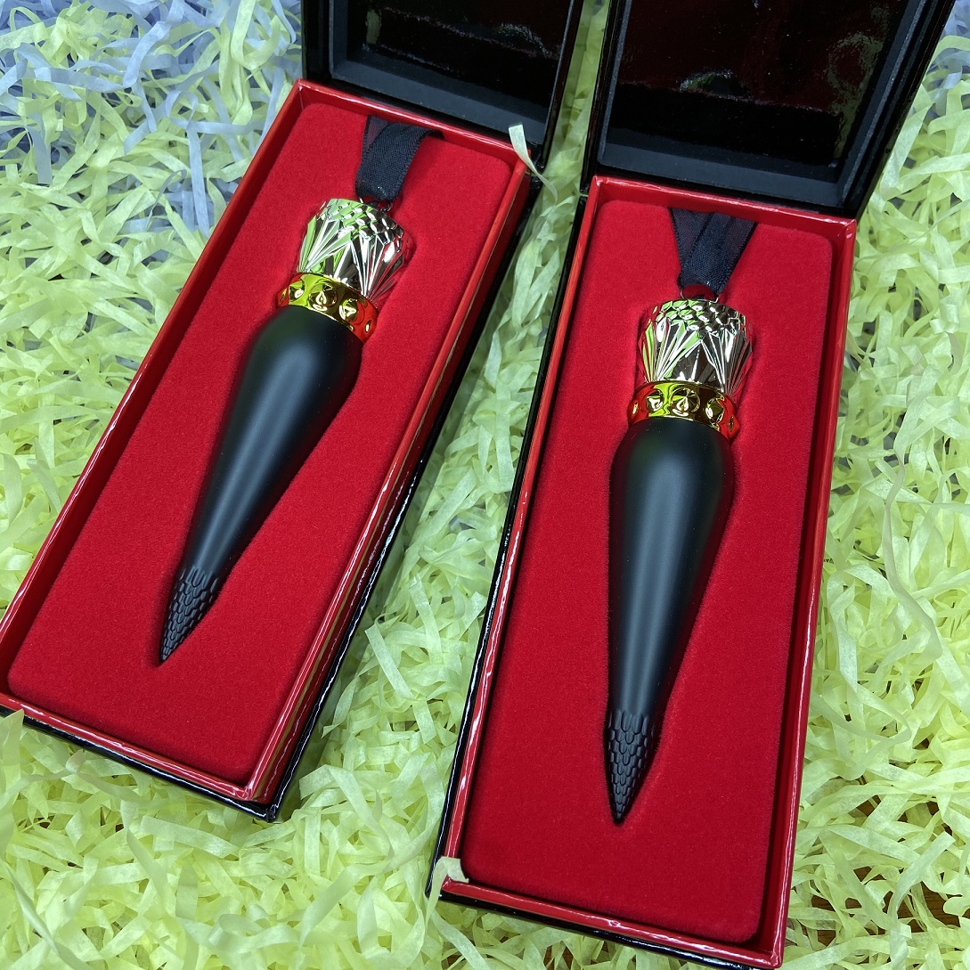 现货 Christian Louboutin CL萝卜丁口红001M 女王权杖情人节礼物在类目 汽车/用品/配件/改装, 汽车用品/内饰品, 汽车香水/净化/降温剂, 车用炭类吸附品中 - 来自Buy2taobao.com提供专业的淘宝代购服务