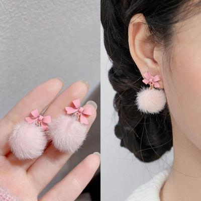 温柔粉色蝴蝶结毛球耳环
