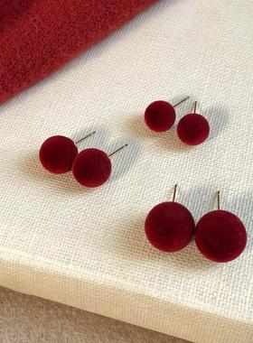 简约高级感酒红丝绒圆球耳钉女温柔独特个性精致时尚百搭耳环耳饰