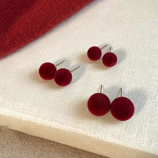 简约高级感酒红丝绒圆球耳钉女温柔独特个性精致时尚百搭耳环耳饰