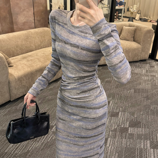 设计感渐变条纹紧身长裙女老钱风显瘦褶皱收腰弹力针织长袖连衣裙