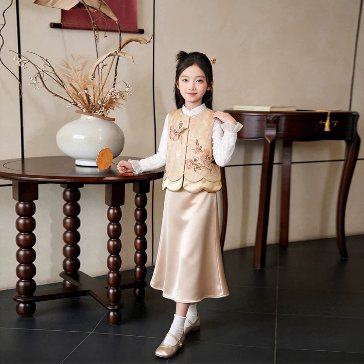 VYEO女童汉服套装秋季2026新款新中式国风金色刺绣马甲香槟半身裙