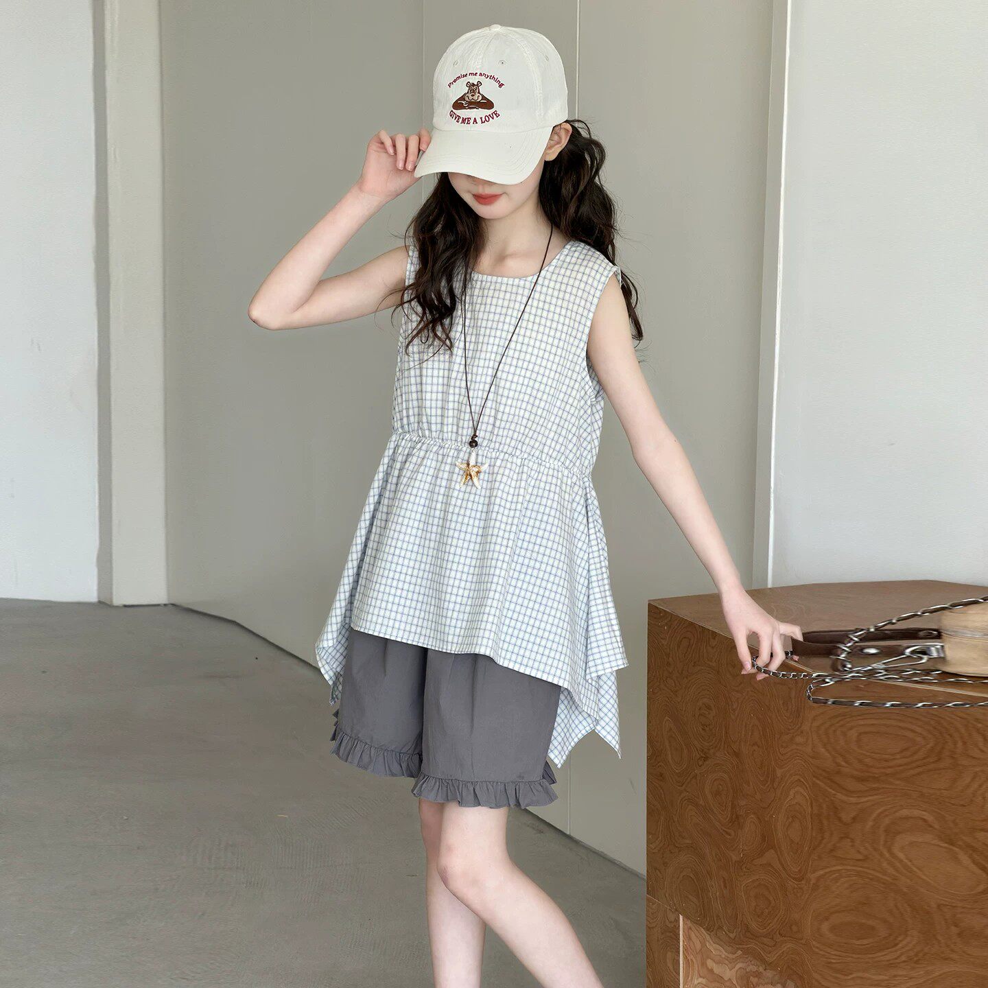 女童夏装套装2026新款夏季女孩洋气不规则无袖格子上衣短裤两件套