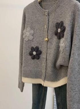 设计高级感气质手工花朵针织开衫软糯糯小个子短款灰色毛衣女秋冬