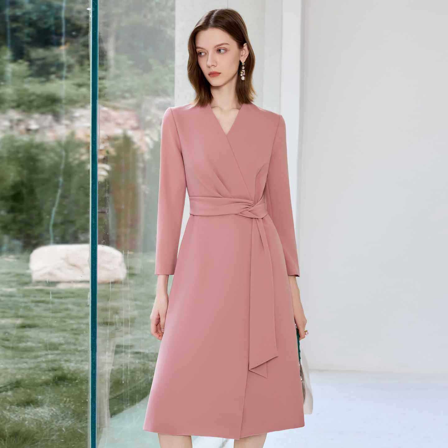 艾尚臣粉色收腰连衣裙女新款系带轻奢中长裙美容院工作服宴会礼服