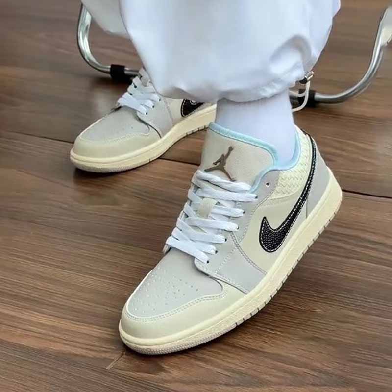 耐克女子防滑耐磨舒适板鞋