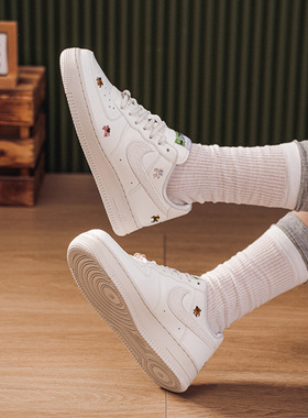 Nike/耐克AIR FORCE 1女子低帮空军一号百搭运动休闲鞋IQ1143-100