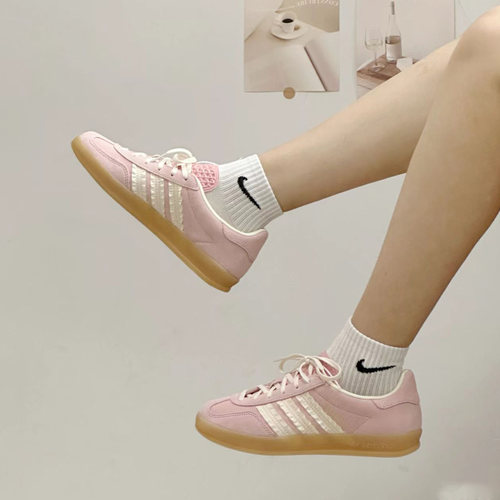 阿迪达斯女子经典百搭舒适休闲鞋