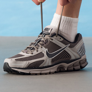 Nike/耐克Zoom Vomero5男款耐磨缓震透气运动休闲跑鞋 HF1553-006