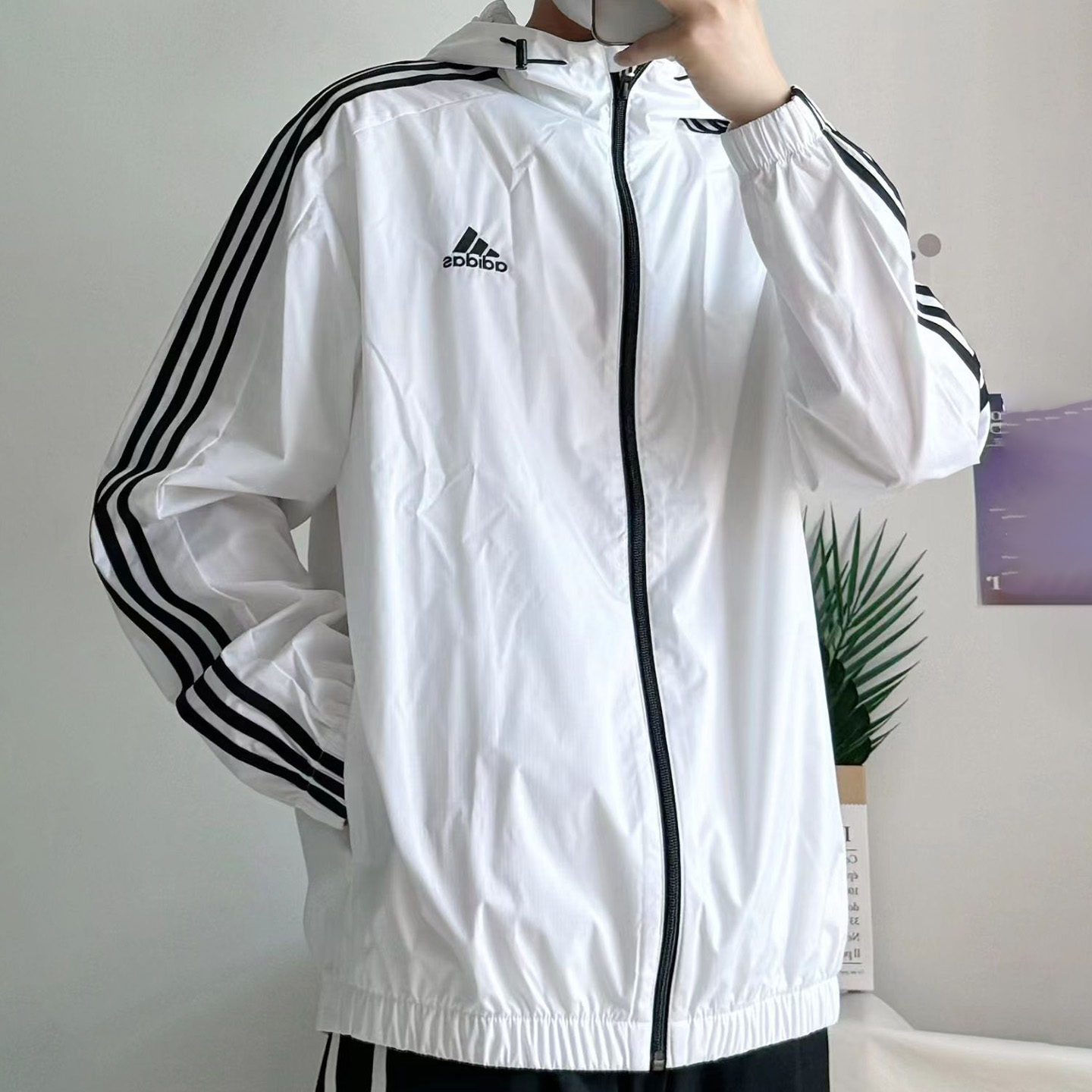 Adidas阿迪达斯男款三条纹运动休闲连帽透气防晒衣夹克外套IT3940