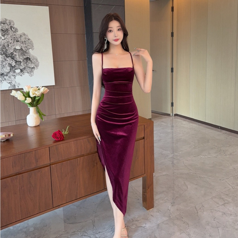 秋季新款足浴桑拿技师工作服女白色丝绒吊带连衣裙不规则露背设计