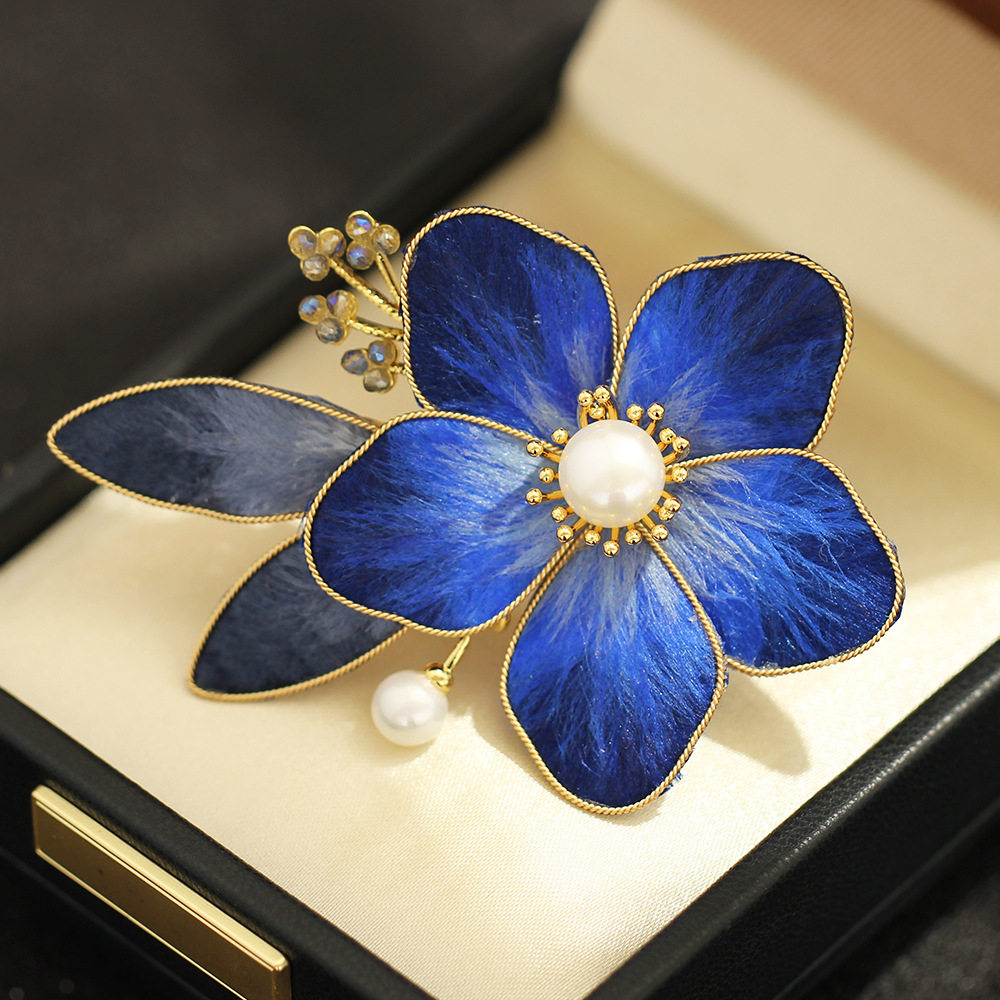 国风中式蓝色非遗绒花胸针大气优雅水晶天然珍珠花卉别针手作配饰