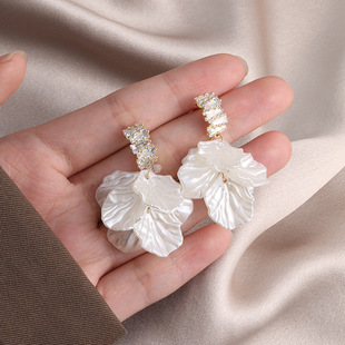 新款 高级感耳钉耳饰 银针锆石仿贝壳花朵流苏耳环法式 轻奢耳钉时尚
