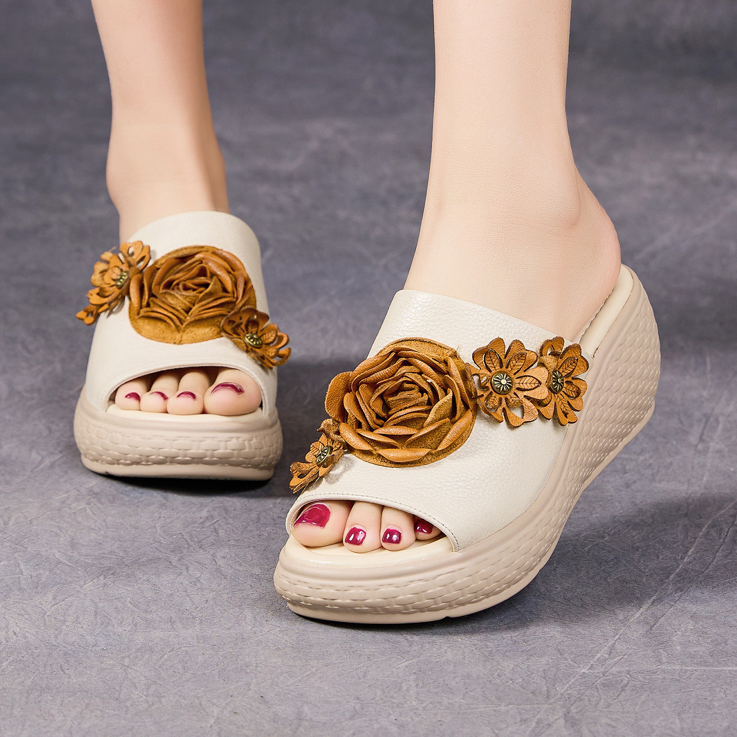 真皮外穿拖鞋女2026夏季新款厚底坡跟凉拖鞋原创手工花朵一字拖鞋