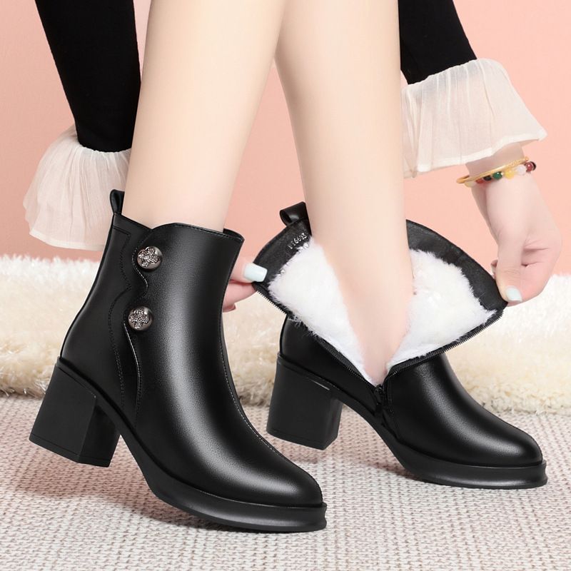 冬季新款时尚百搭软皮女靴圆头中跟软底妈妈棉鞋单里女短靴子