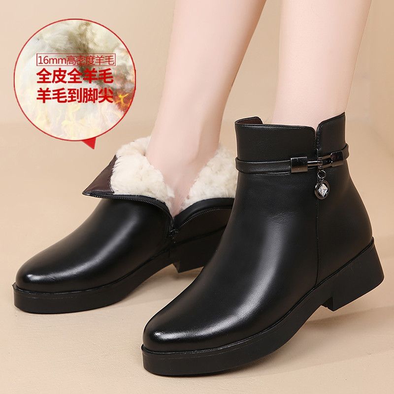 软皮短靴女平底羊毛冬季2025新款棉靴低跟中老年妈妈大码棉鞋