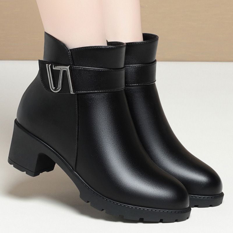 秋冬款妈妈鞋子新款软底短靴中老年女鞋皮鞋舒适时装靴子棉鞋