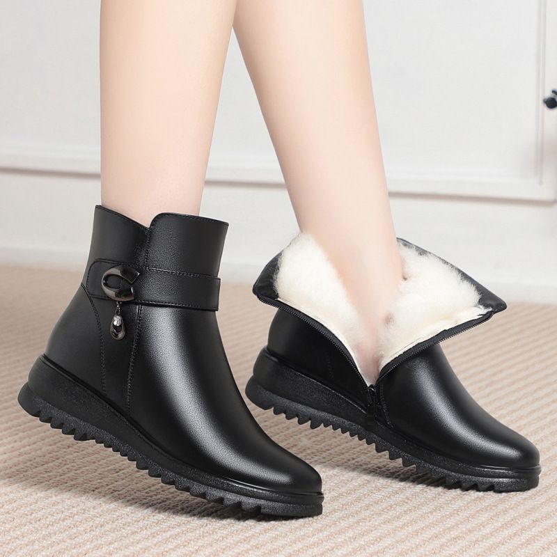 软皮妈妈棉鞋女冬靴子女士短靴软底防滑羊毛皮鞋中老年女鞋子