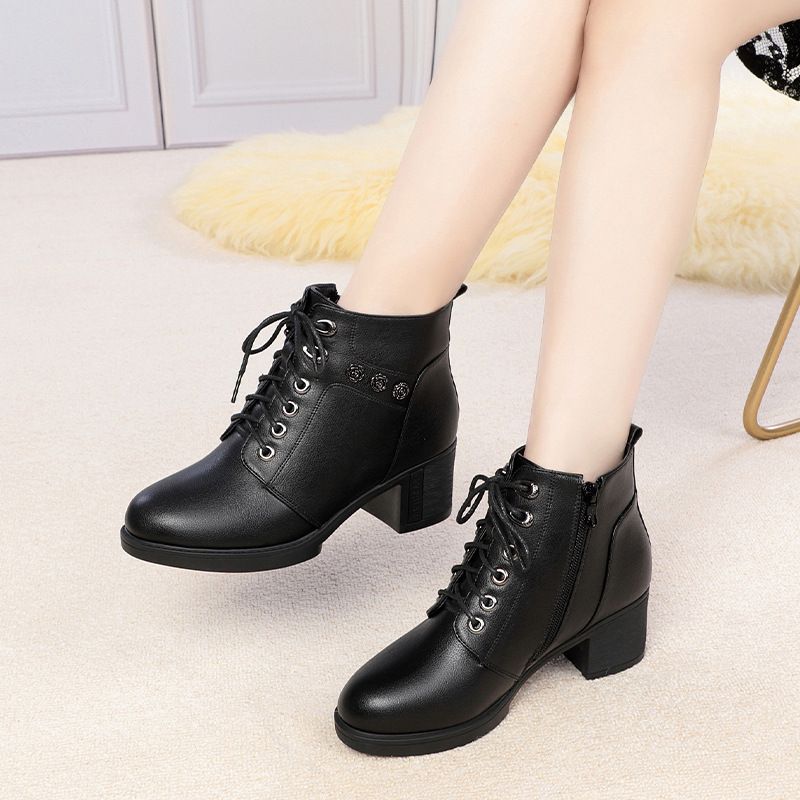 中年妈妈短靴保暖皮鞋秋冬软底百搭中跟中老年棉鞋八孔马丁靴