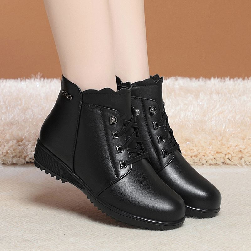 妈妈棉鞋新款冬软皮厚底保暖坡跟羊毛皮鞋大码短靴中老年